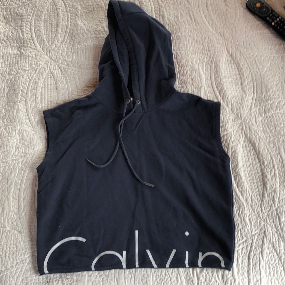 Crop sweatshirt hoodie. Navy w white letters